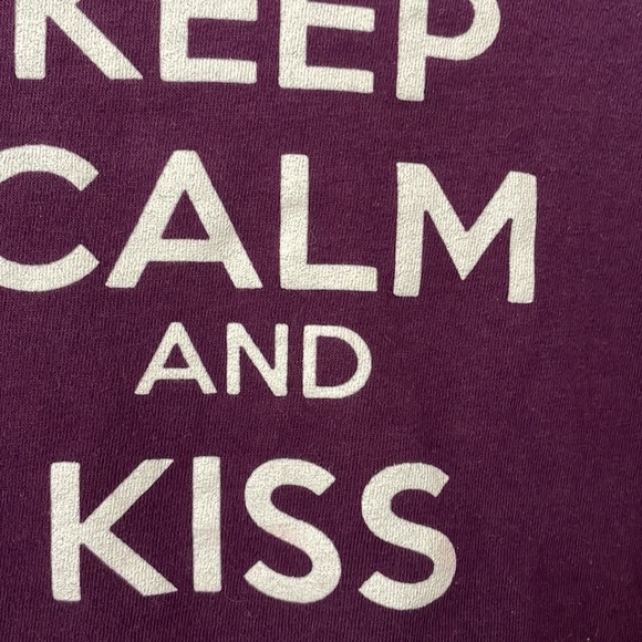 Keep Calm and Kiss the Girl Tee - Picture 4 of 4